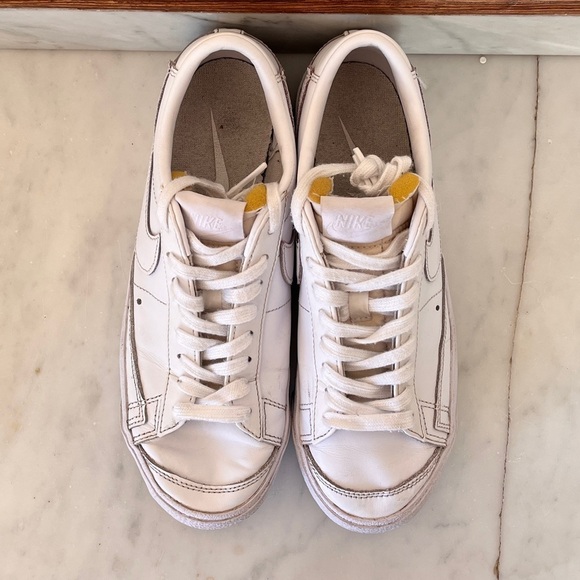 Nike Women’s Blazer Low 77’ Triple White Size 8 - Picture 3 of 10